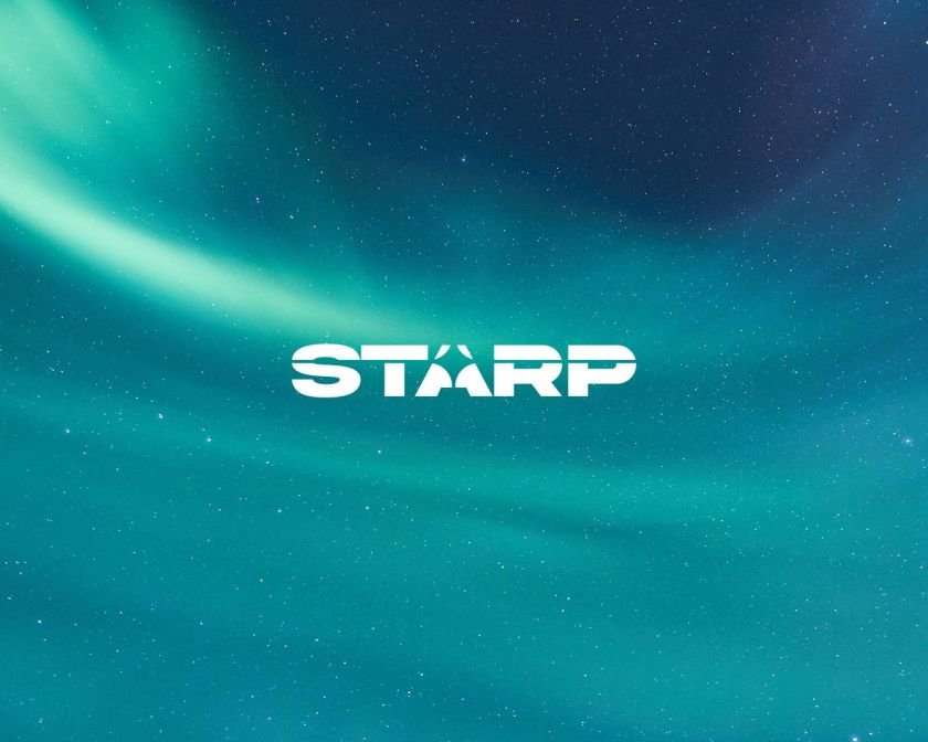 Logo da STARP em branco sobre uma aurora boreal verde e azul num céu estrelado